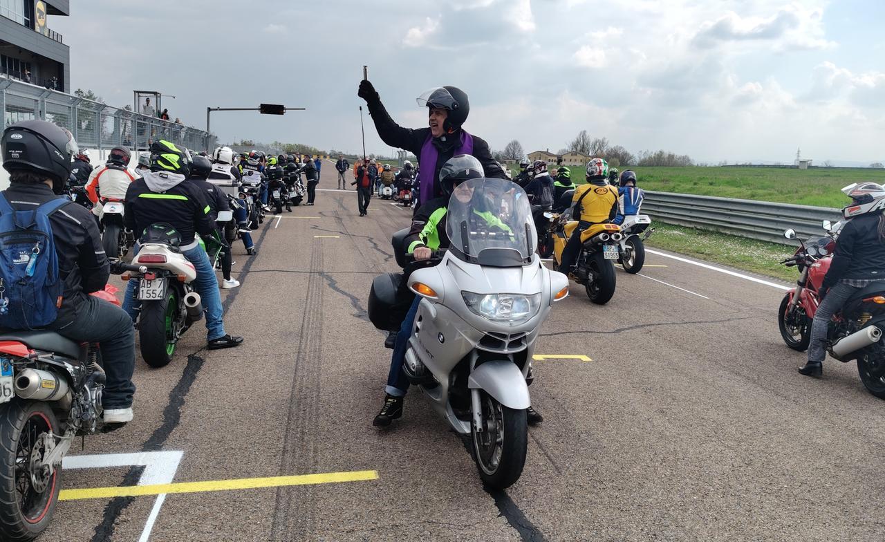 
	Don Giulio in sella alla moto all&rsquo;Autodromo di Modena benedice i piloti: fede e passione a tutta velocit&agrave;

