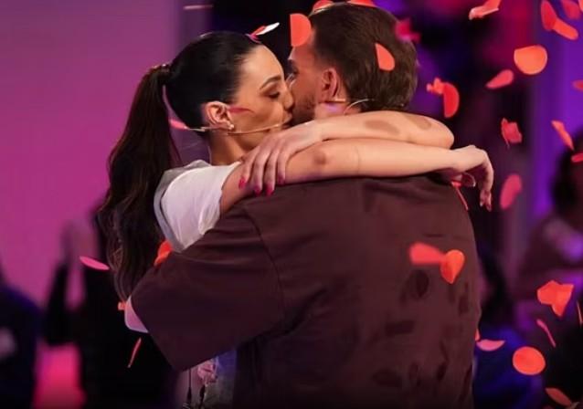 Colpo di scena a Uomini e Donne, Sara sceglie all’improvviso di andarsene con Alessio – Le critiche di Tina