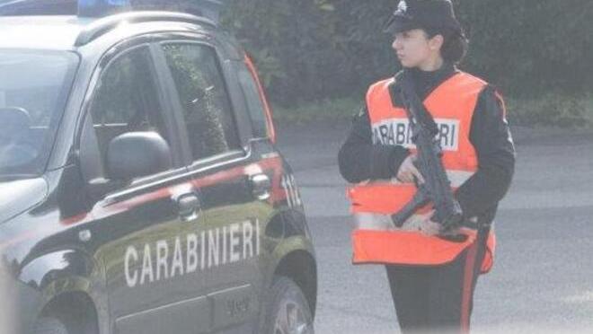 Fornaci di Barga, rapina un cameriere del cellulare minacciandolo con una bottiglia