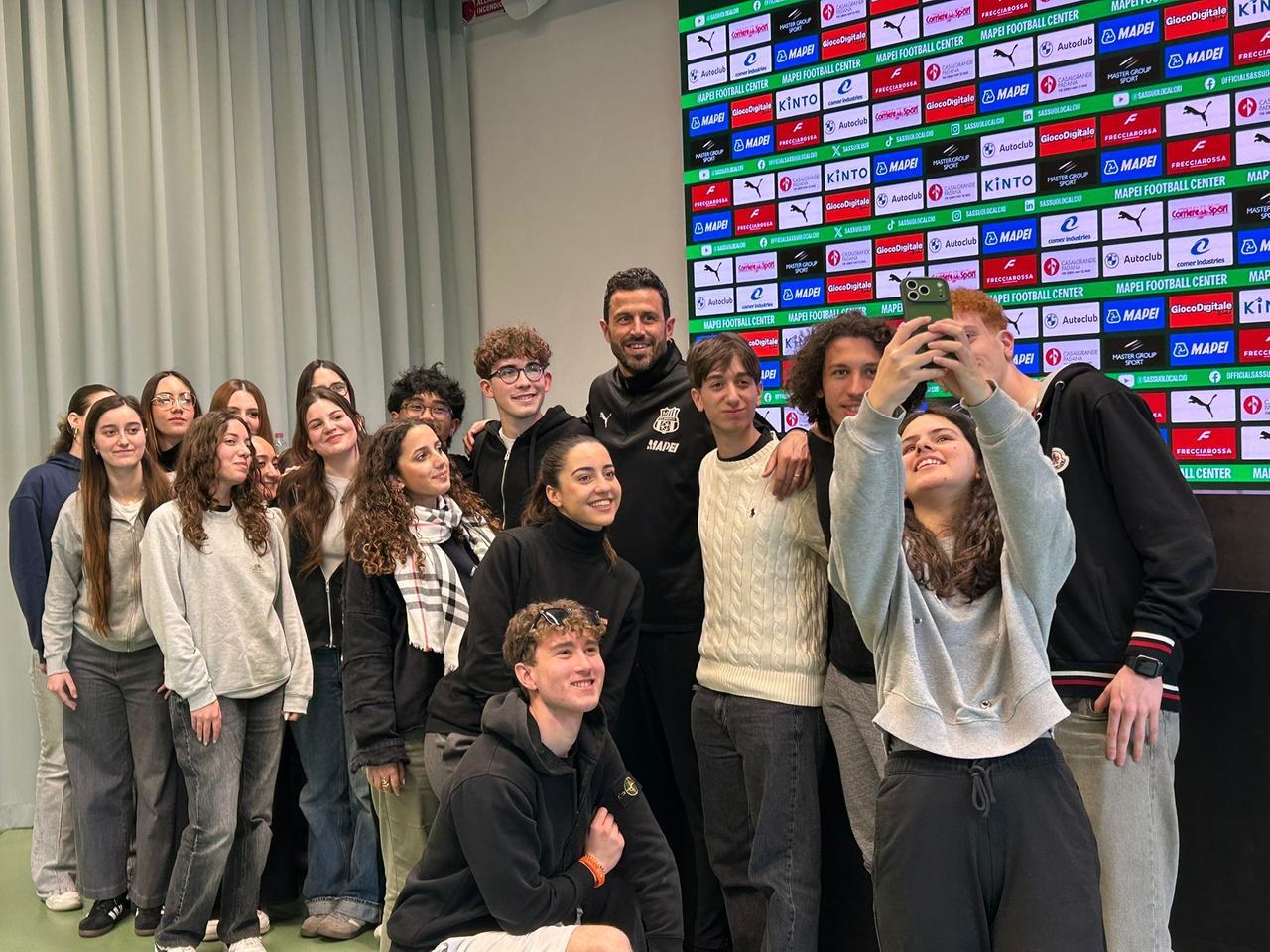 
	Gli studenti con mister Grosso al Mapei Football Center di Sassuolo

