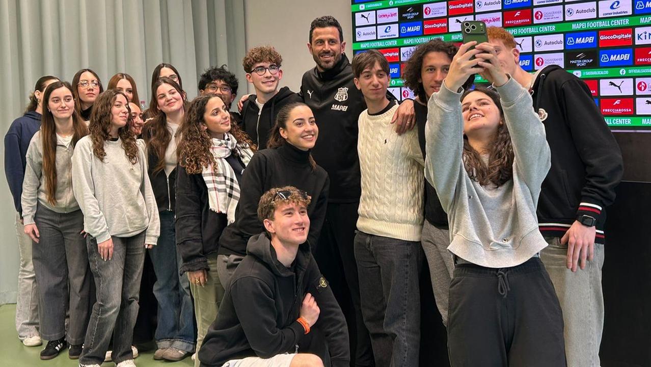 Gli studenti con mister Grosso al Mapei Football Center di Sassuolo