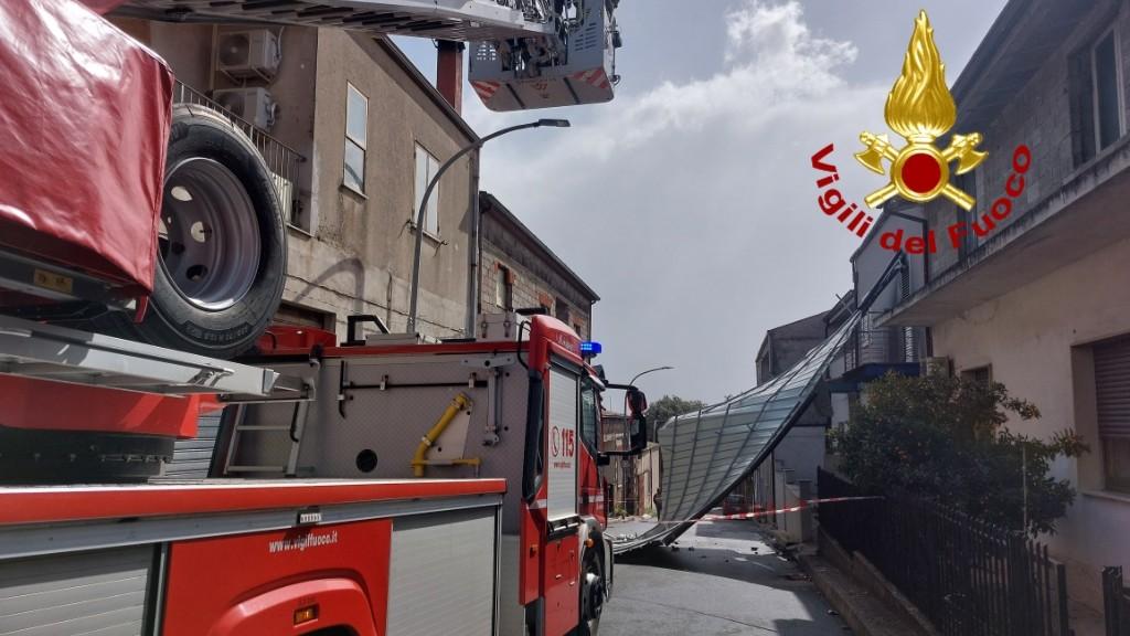 Attimi di paura nel pomeriggio, le raffiche di vento scoperchiano la copertura di un tetto
