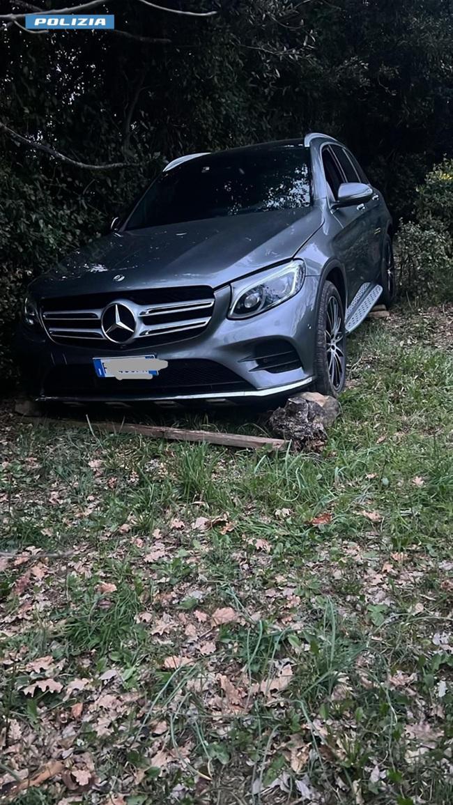 Lucca, salvato anziano bloccato in auto nei boschi