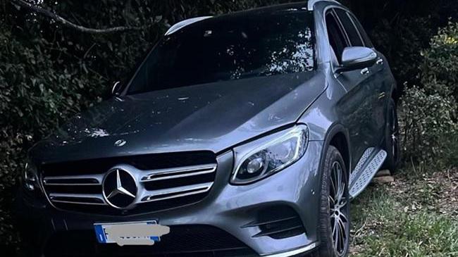 Lucca, salvato anziano bloccato in auto nei boschi