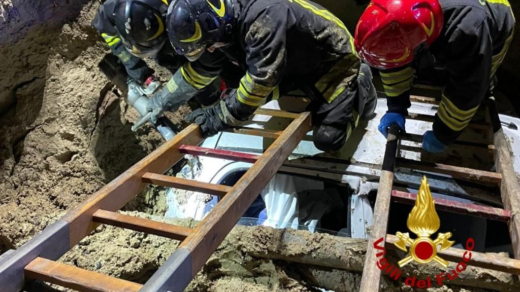Con l’auto sfondano una recinzione e finiscono in un fossato di 4 metri: 2 feriti incastrati tra le lamiere