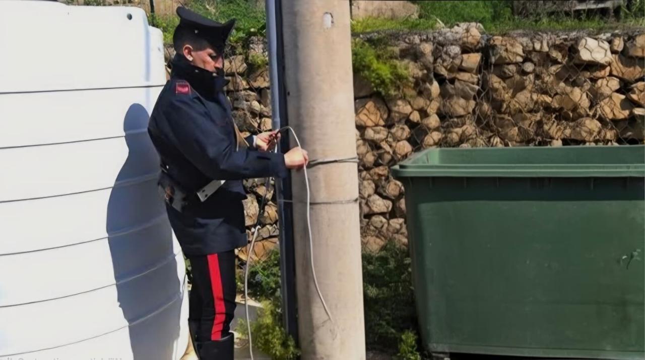 Energia elettrica a costo zero, l’allaccio del commerciante era abusivo: arrestato per furto aggravato