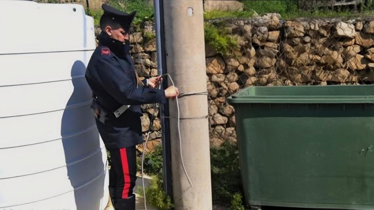 Energia elettrica a costo zero, l’allaccio del commerciante era abusivo: arrestato per furto aggravato