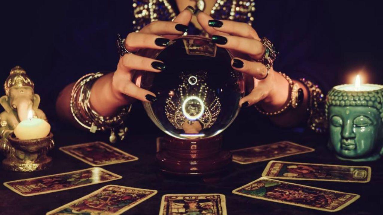 Lucca, si affida alla maga per tornare con l’ex fidanzato: il rito finisce in truffa