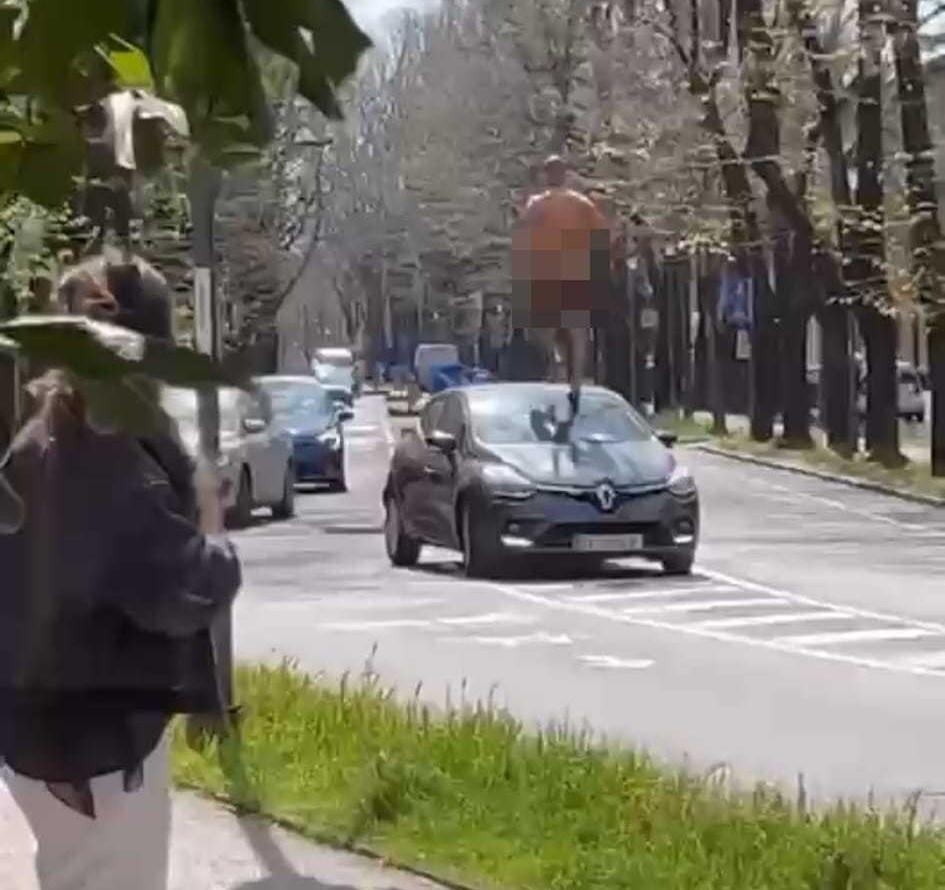 Corre nudo in strada: il Comune risarcirà le auto danneggiate. Ecco come chiedere il rimborso