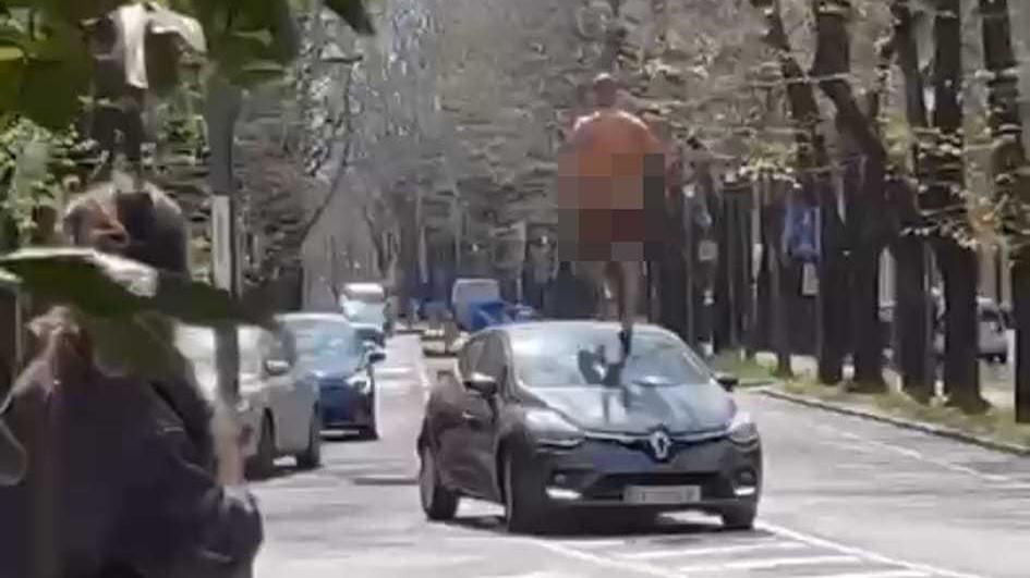 Corre nudo in strada: il Comune risarcirà le auto danneggiate. Ecco come chiedere il rimborso