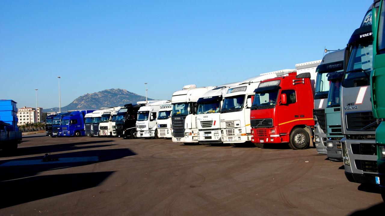 Carburanti, impennata record dei prezzi: i trasporti in Sardegna sull’orlo del collasso – Tutti i numeri