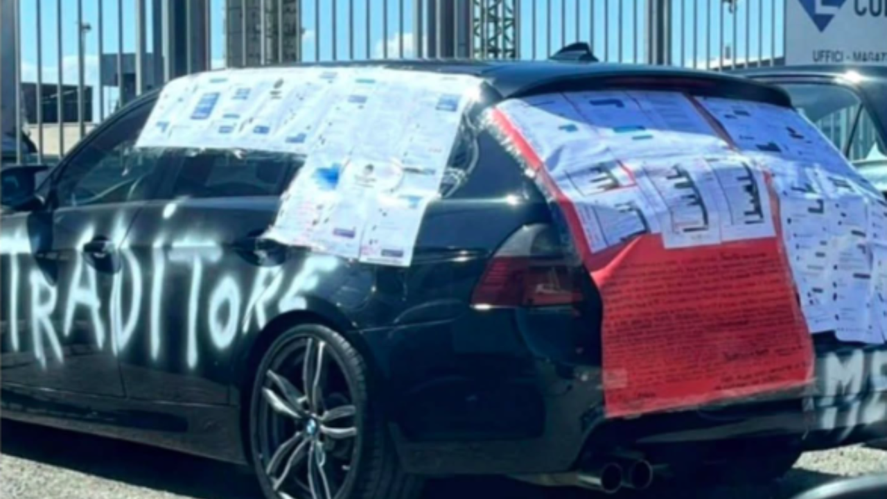 Scopre il tradimento e si vendica: l’auto dell’ex imbrattata con spray e screenshot delle chat