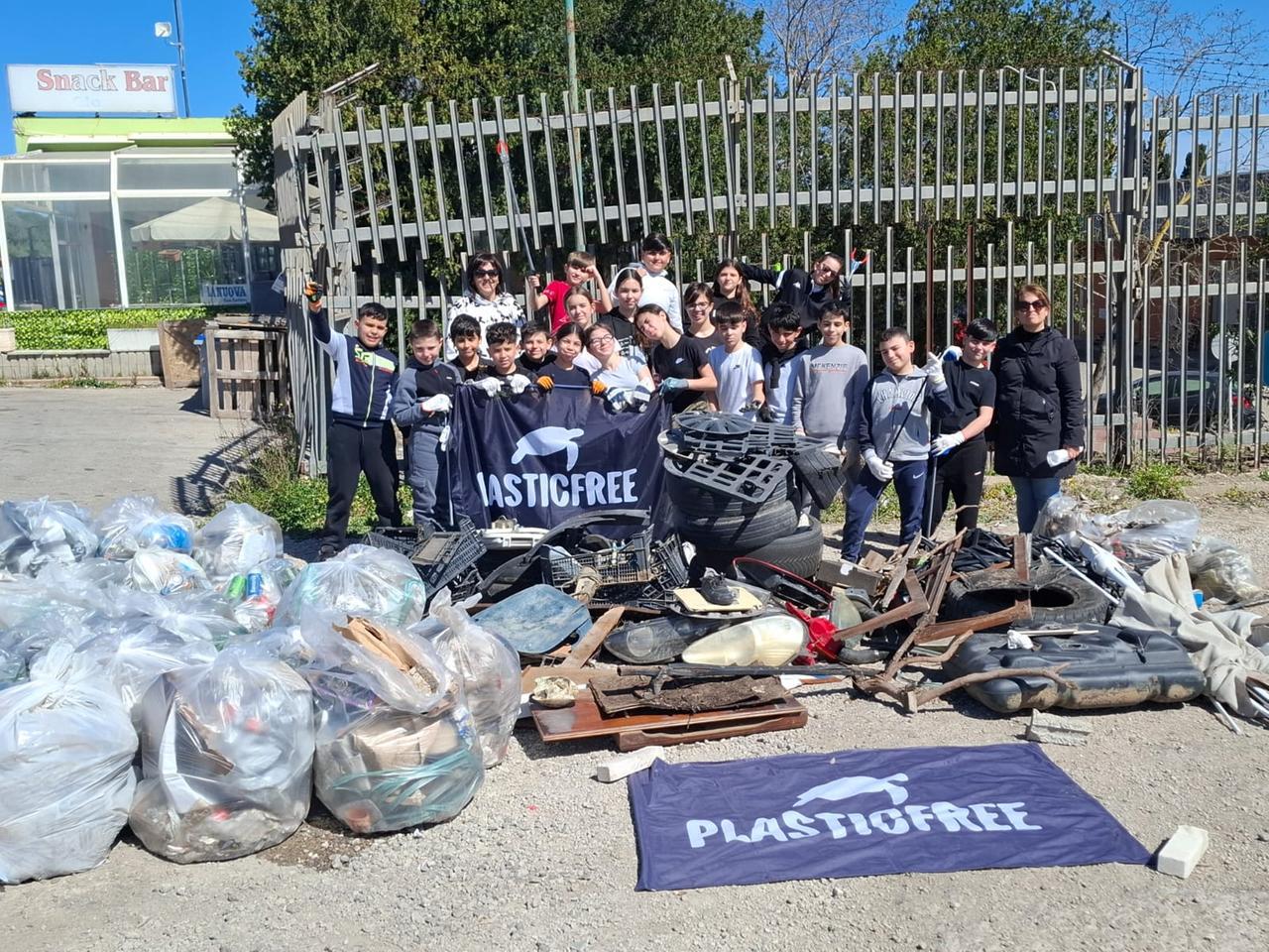 Gli studenti di Li Punti in azione contro l’inquinamento da plastica: ripulito il piazzale della fermata Metro di Predda Niedda – Il progetto