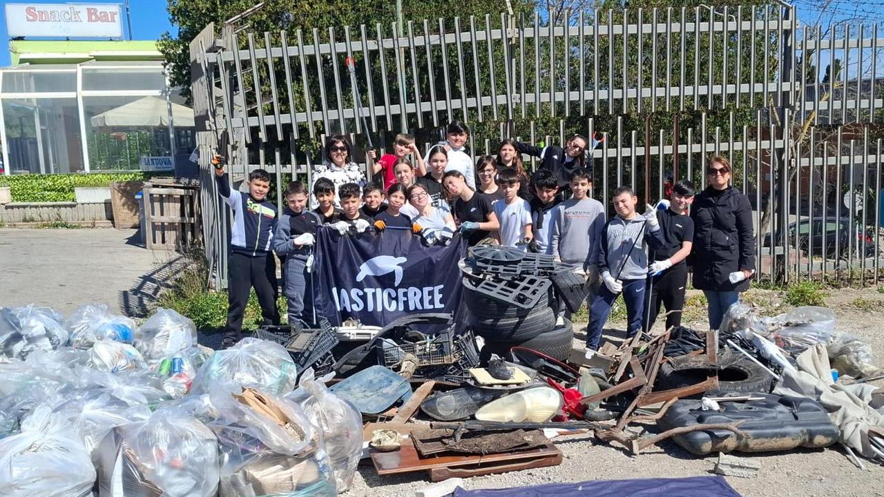 Gli studenti di Li Punti in azione contro l’inquinamento da plastica: ripulito il piazzale della fermata Metro di Predda Niedda – Il progetto