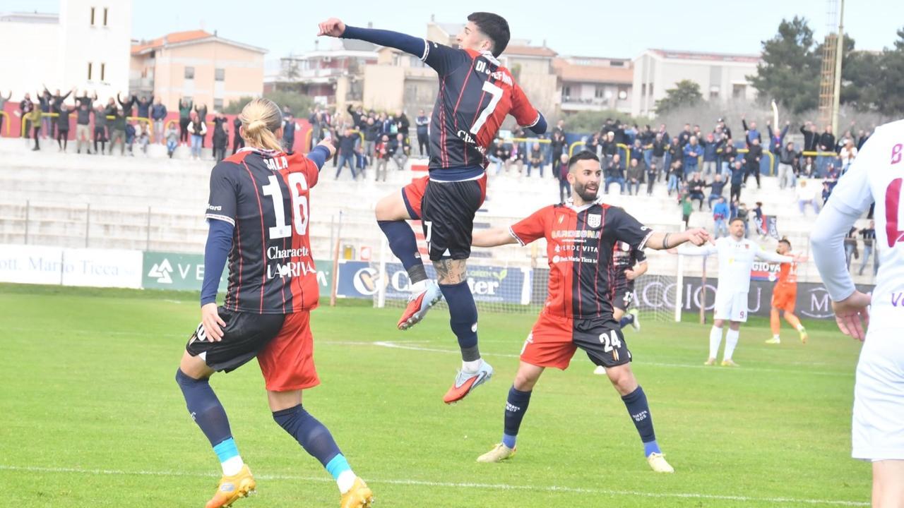 L'esultanza di<strong> Lorenzo di Stefano </strong>e della Torres dopo uno dei gol<em> (foto Mauro Chessa)</em>