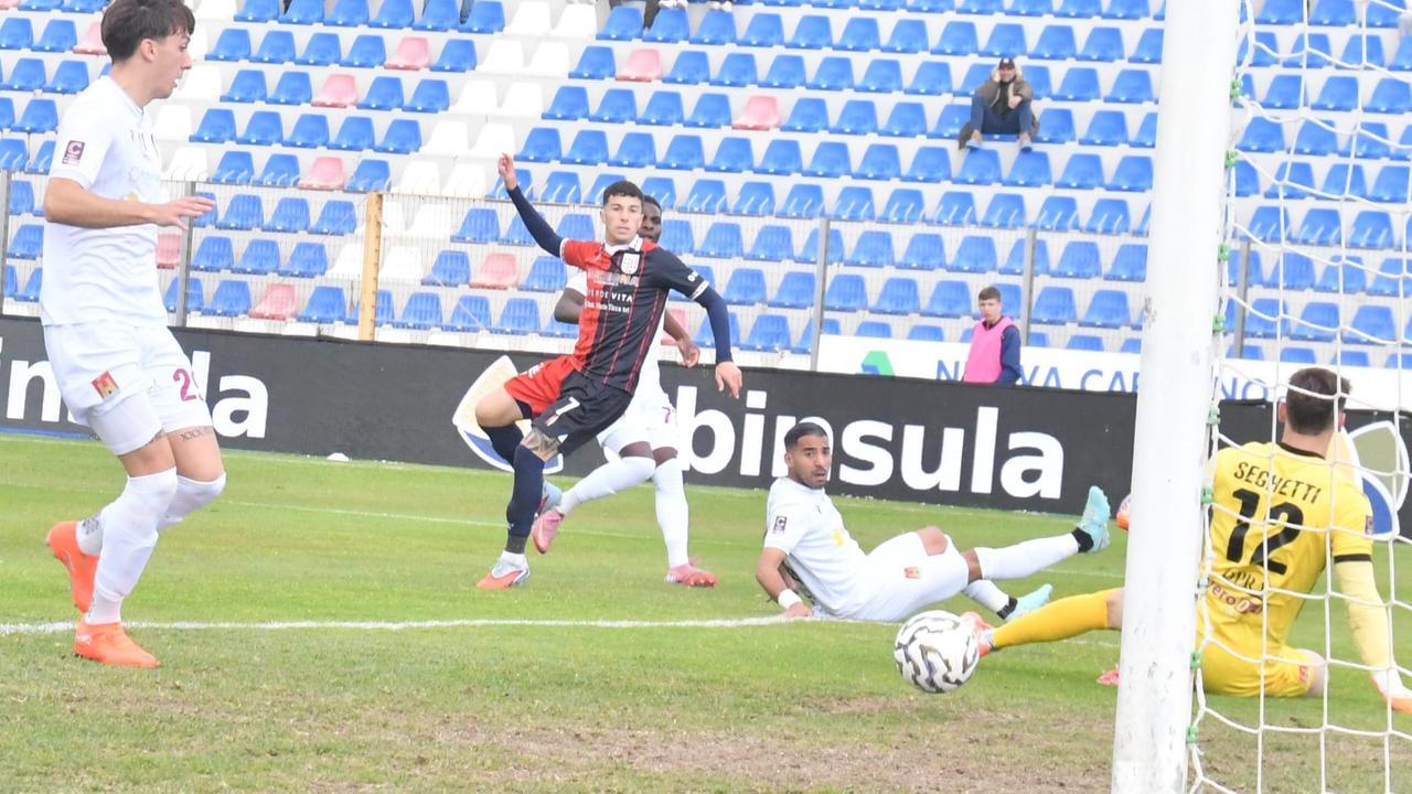 Torres-Livorno, rigore per i toscani: 3-0 – LA DIRETTA