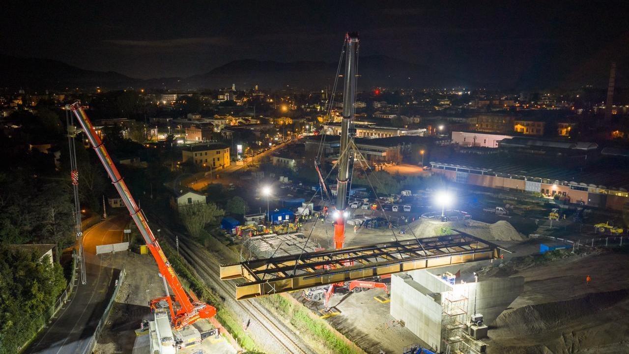 I lavori per la posa in opera della campata del cavalcavia (foto Carlo Cianti)