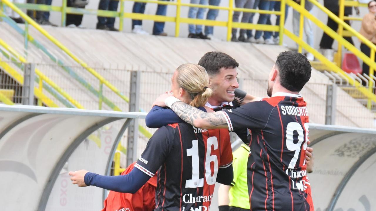 La gioia dei rossoblù (foto di Mauro Chessa)