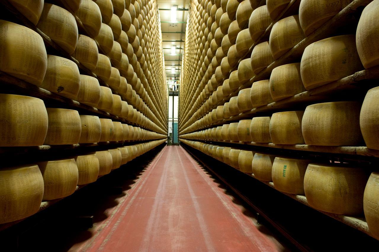 Parmigiano Reggiano, svolta storica: l’export supera il mercato italiano