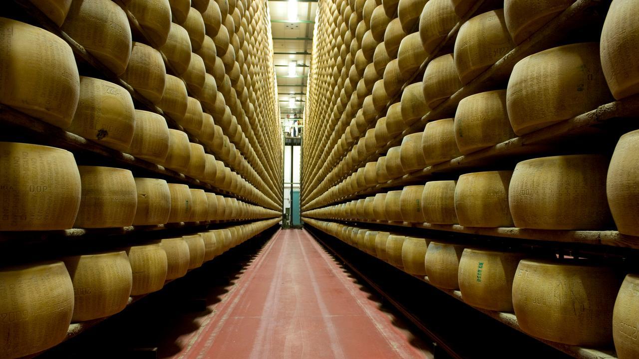Parmigiano Reggiano, svolta storica: l’export supera il mercato italiano