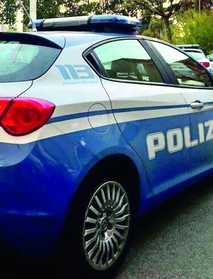 Sfonda la porta di casa della ex e la aggredisce: arrestato
