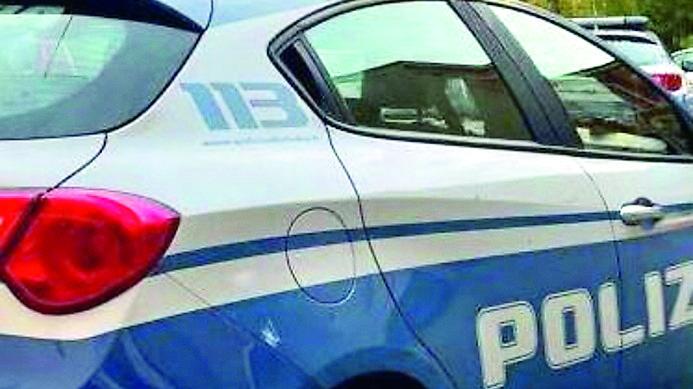 Sfonda la porta di casa della ex e la aggredisce: arrestato