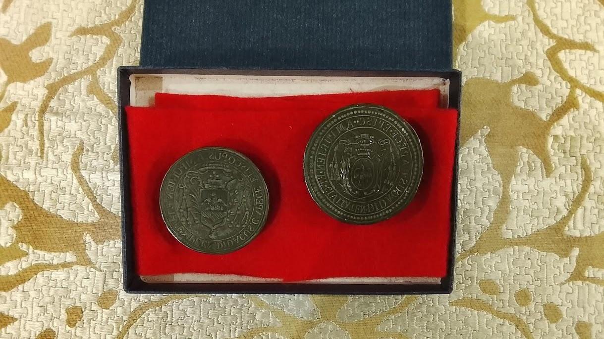 Straordinario ritrovamento a Tempio: ecco i timbri vescovili di due secoli fa – La storia