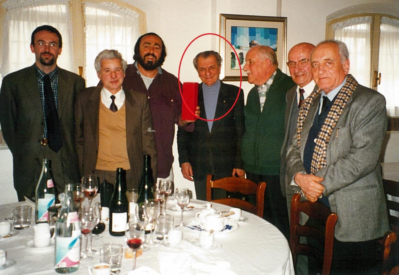 
	Il prof Saccani accanto a Luciano Pavarotti

