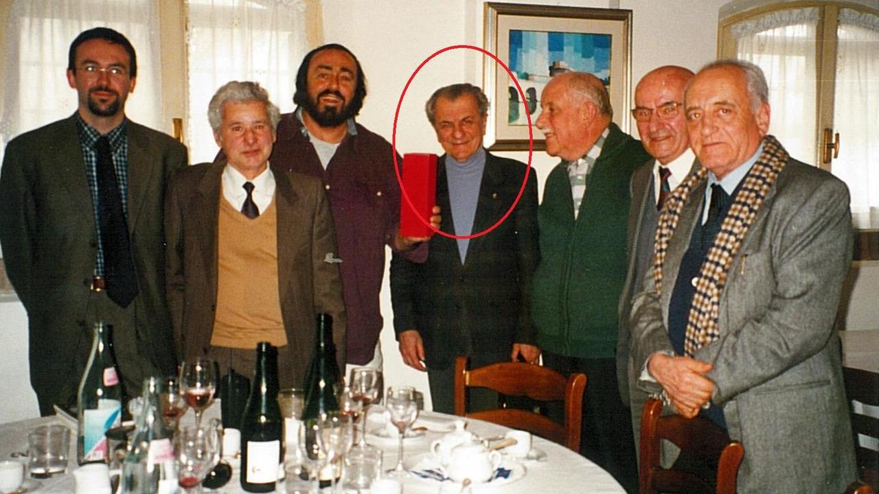 Il prof Saccani accanto a Luciano Pavarotti