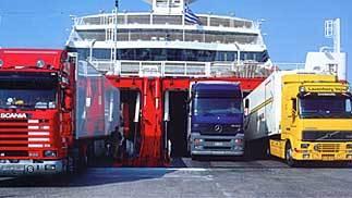 Prezzi carburante alle stelle, autotrasportatori al collasso: «Obbligati a rifiutare i lavori»