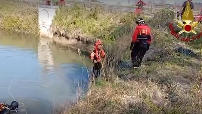 Mamma e bimbo morti nel lago: lei si è uccisa col figlio fra le braccia – Le prime ipotesi