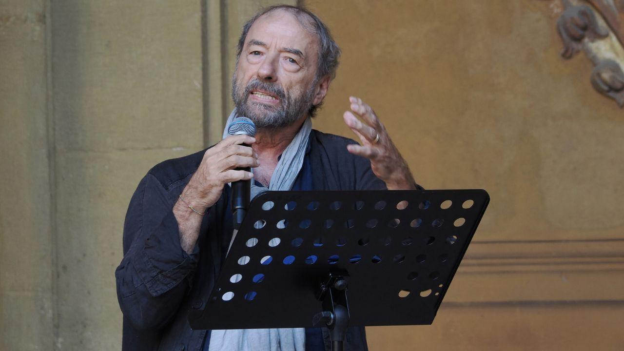 
	Il cantautore, attore e scrittore

