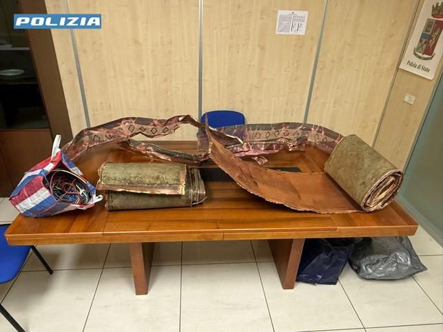 Ottanta chili di rame in un passeggino, l’oro rosso prelevato dal palazzo della Soprintendenza: due arresti