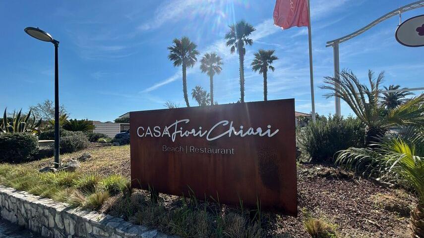 Nella foto (di Iacopo Giannini) l’ingresso dello stabilimento e ristorante di cui è proprietario Del Vecchio