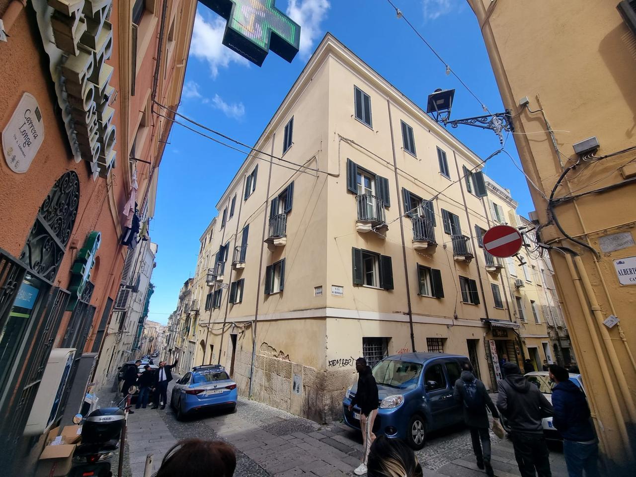 Sassari, il racconto choc del vigilante aggredito: «Quando mi ha accoltellato alla pancia ho pensato che sarei morto»