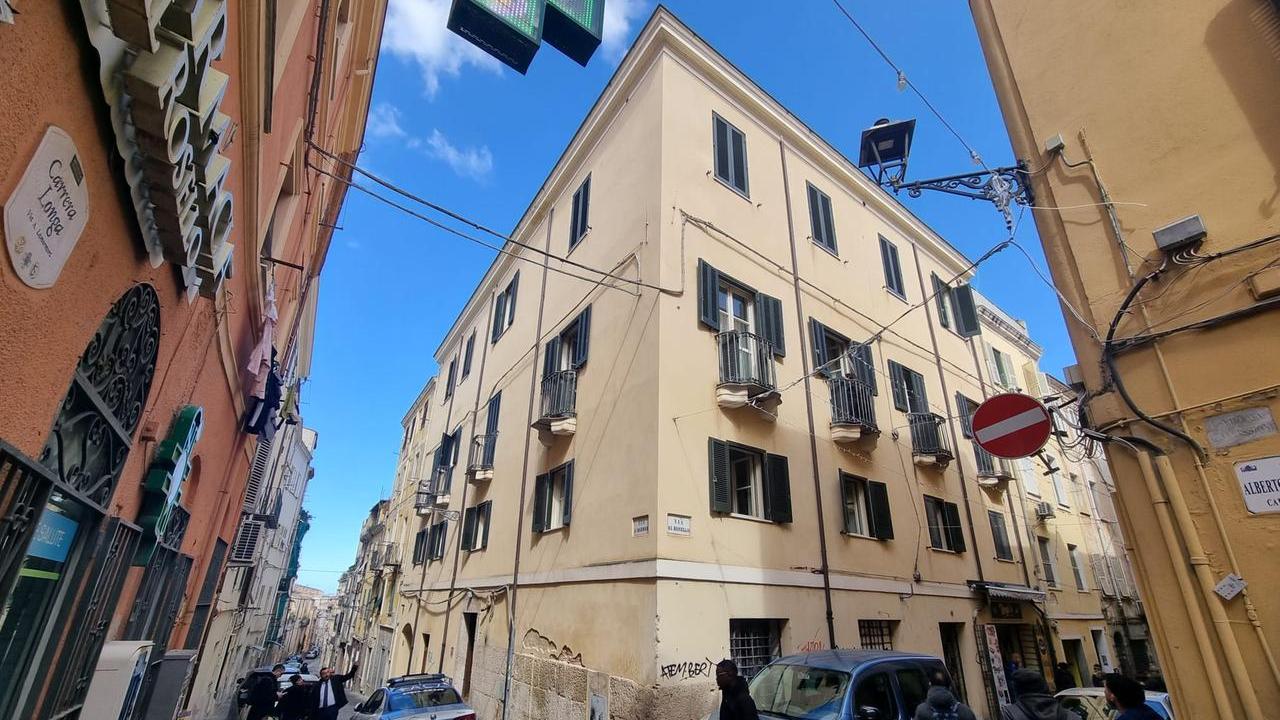 Sassari, il racconto choc del vigilante aggredito: «Quando mi ha accoltellato alla pancia ho pensato che sarei morto»