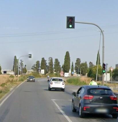 Multe a chi passa col rosso: telecamere su due semafori a Pontedera – Ecco dove