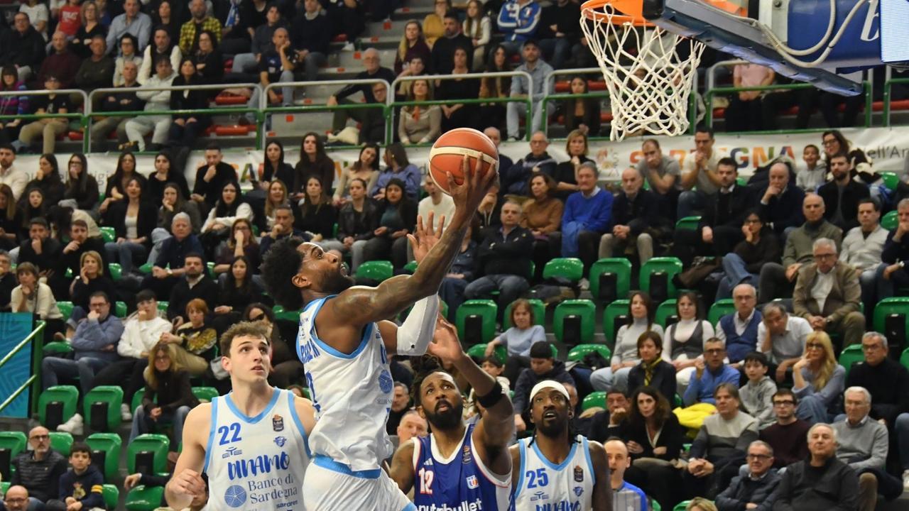 La Dinamo parte male ma rimonta: 59-52 su Treviso dopo il primo tempo