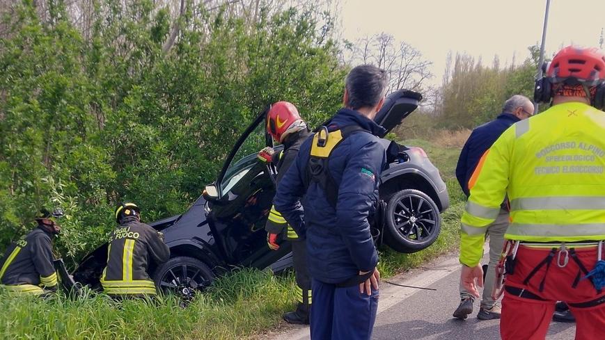Auto fuori strada contro il muretto: ferite due persone di Argenta