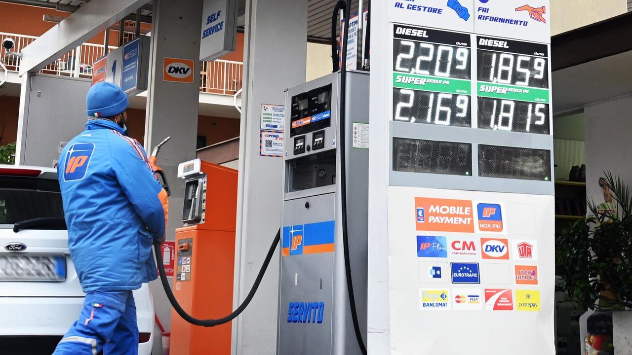 Prezzi benzina e gasolio, ecco perché i rincari corrono e i ribassi arrivano con il contagocce