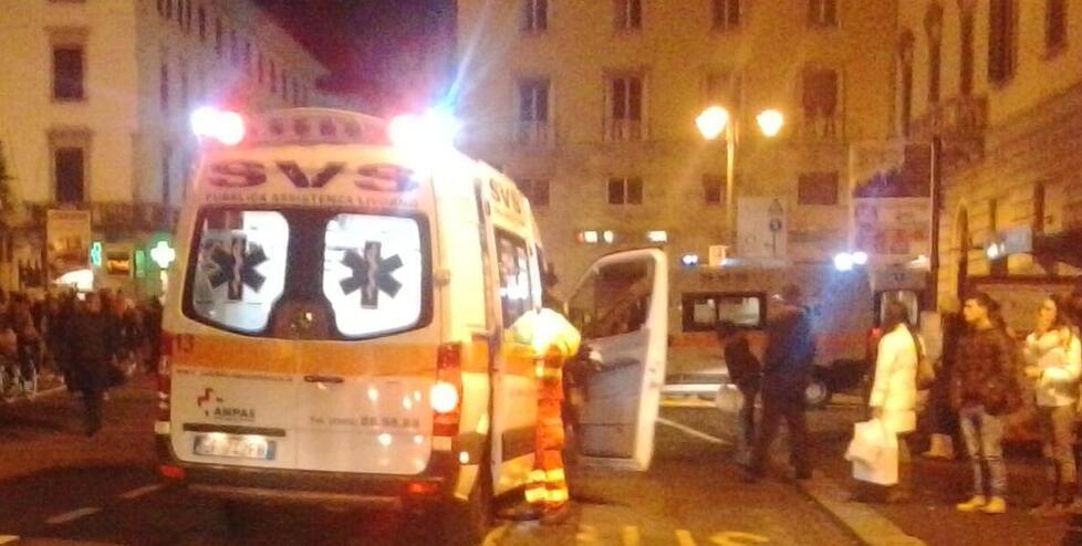 Livorno, accoltellato fuori dal pub: «Mi hanno aggredito in sei e nessuno mi ha aiutato»