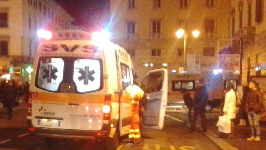 Livorno, accoltellato fuori dal pub: «Mi hanno aggredito in sei e nessuno mi ha aiutato»