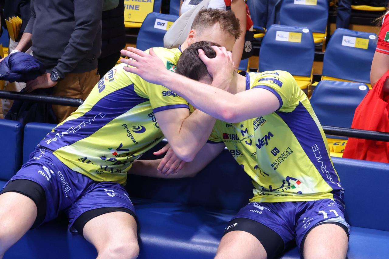 
	L&rsquo;abbraccio tra Paul Buchegger e Luca Porro, protagonisti della serie con Piacenza (Foto: Modena Volley)

