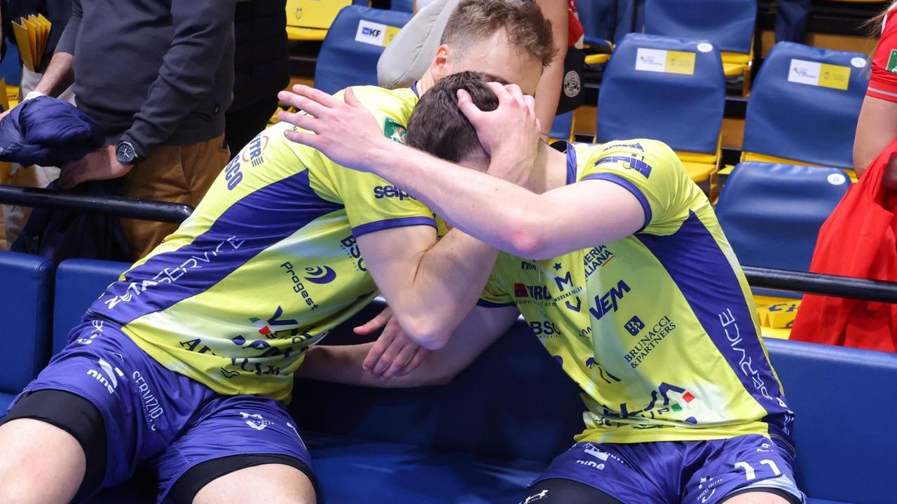 L’abbraccio tra Paul Buchegger e Luca Porro, protagonisti della serie con Piacenza (Foto: Modena Volley)