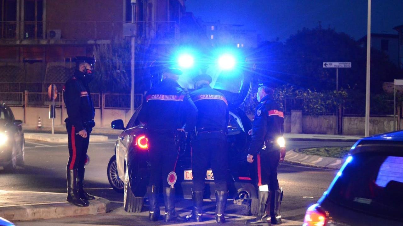 Chiama i carabinieri dopo il tamponamento, ma è ubriaco, senza patente e li aggredisce: arrestato