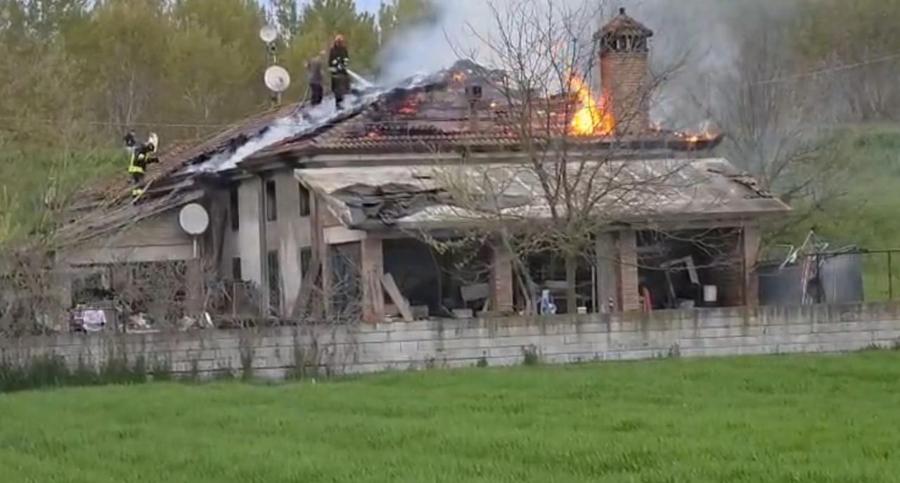 Incendio a Berra, tetto distrutto dalle fiamme