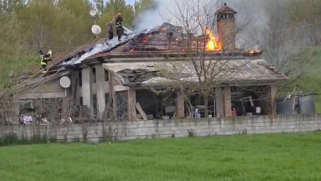 Incendio a Berra, tetto distrutto dalle fiamme