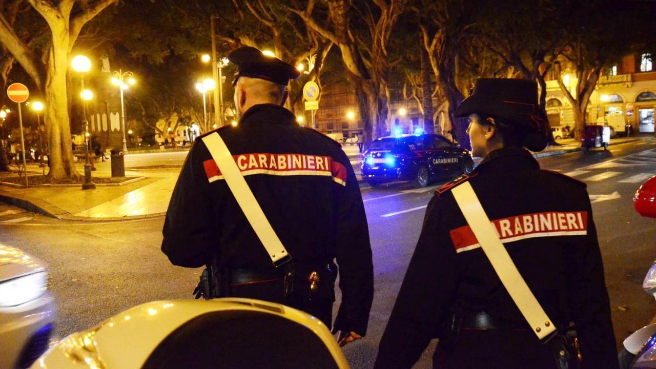 Ancora violenze nelle vie del centro, giovane aggredito e poi derubato della spesa: cosa è successo