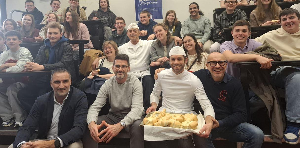 Erasmus al sapore di pane: i giovani belgi fanno i fornai a Ferrara