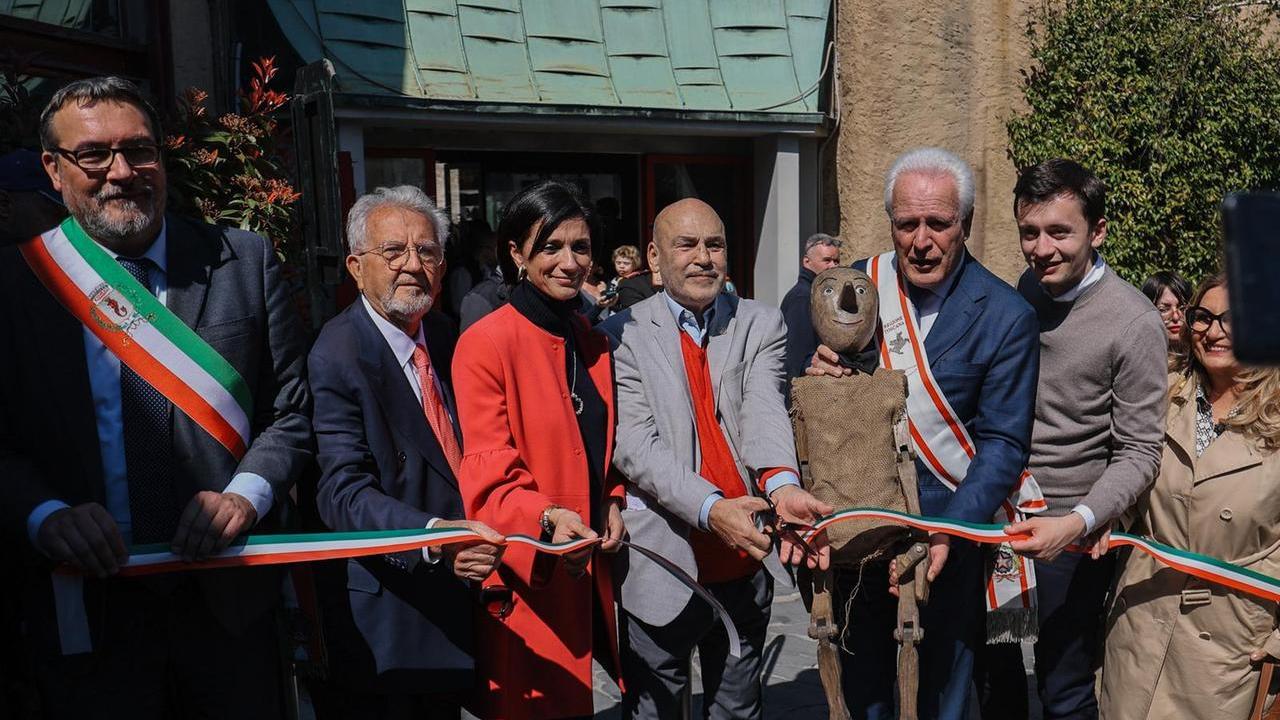 Il taglio del nastro con il presidente della Regione Eugenio Giani (foto Nucci)